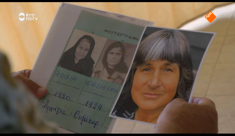 Annelies met foto van haar moeder en oma