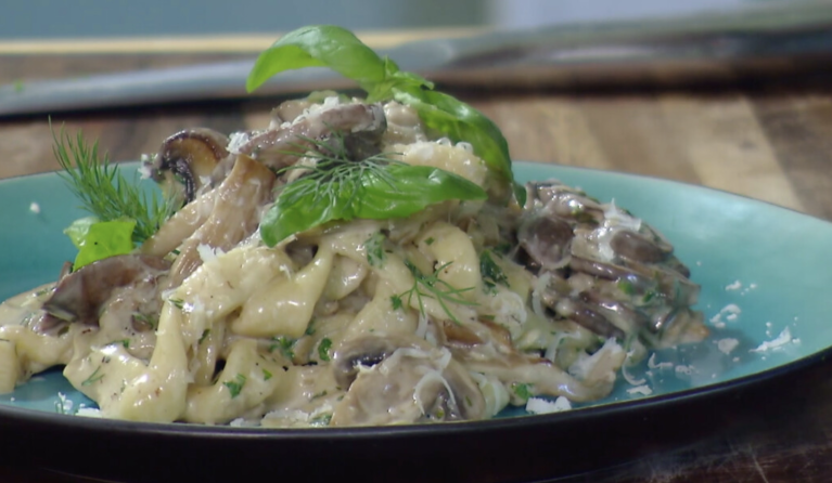 Vers gemaakte pasta met bospaddestoelen, dragon en Pecorino