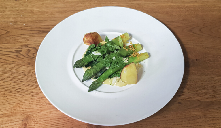 Groene asperges met aardappeltjes en spinazie