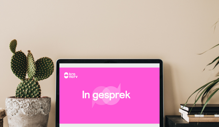 Een laptop met het logo van In gesprek en een cactus ernaast