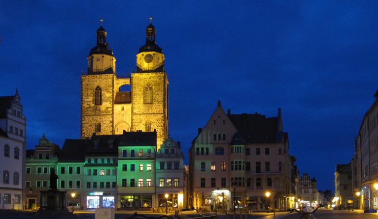 Stadtkirche Lutherstadt Wittenberg bei Nacht, vom Markt aus gesehen