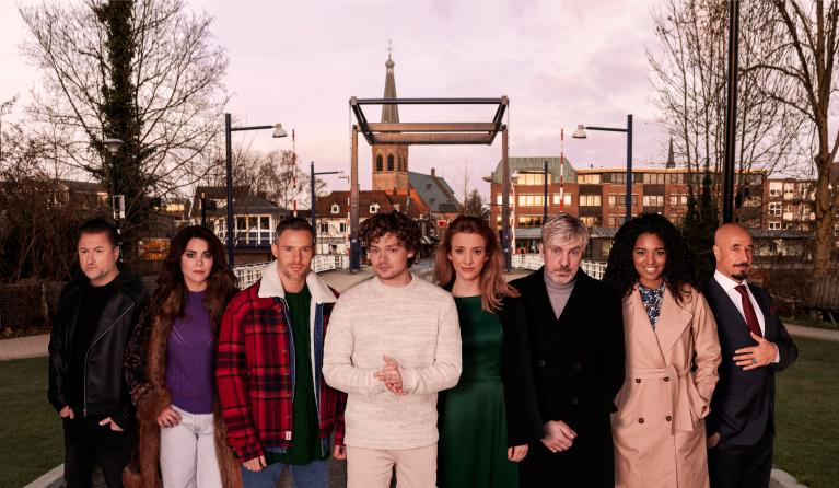 De cast met Ruud de Wild (verteller in The Passion)