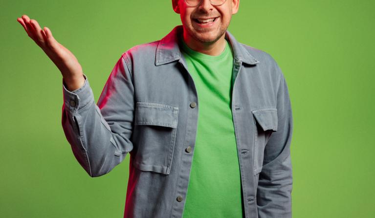 Theo-Bert Pot poseert voor een groene achtergrond