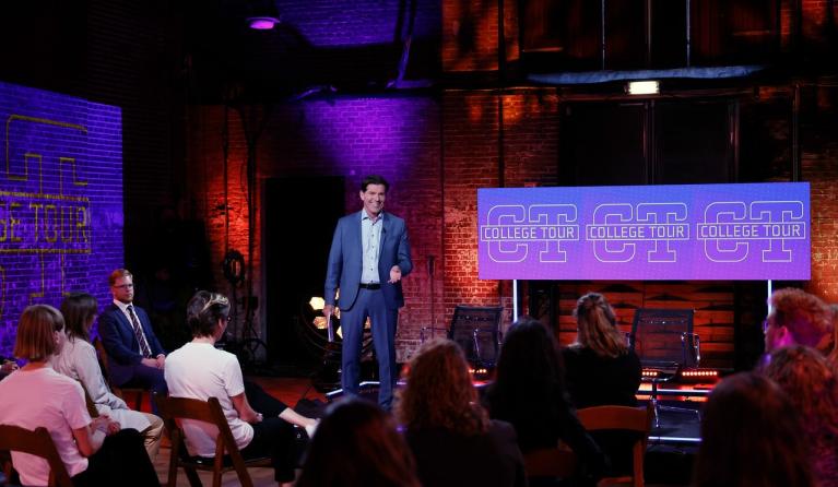 Twan Huys - College Tour seizoen 2 bij KRO-NCRV