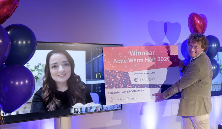 foto van winnaar met directeur Peter Kuipers