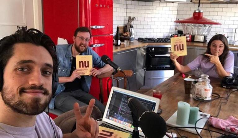 Zelfhulpboekenclub aan tafel