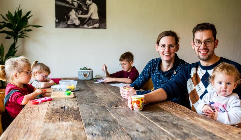 Boer Bert met gezin aan tafel