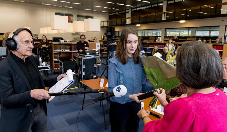 Winnares Suzanne Voets van Het Groot Dictee van de Nederlandse Taal 2021 - klein.