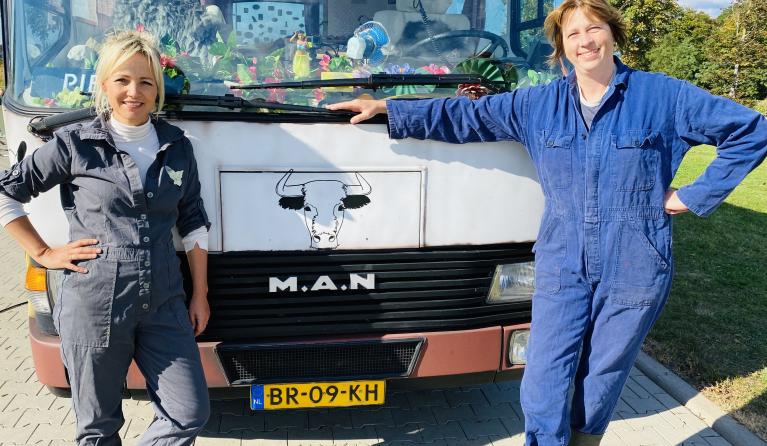 Yvon en Bertie bij de bus