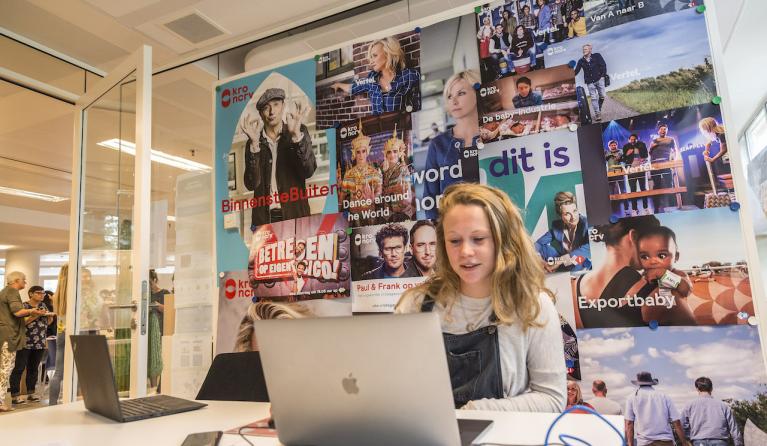 Posters beplakte muur