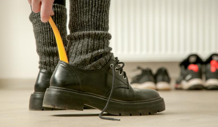 krappe schoenen wijder maken handige truc