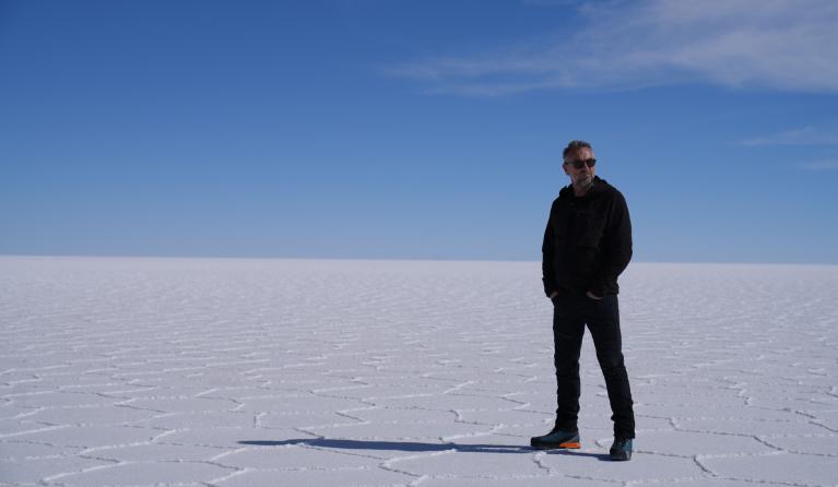 Man op uitgestrekte witte vlakte