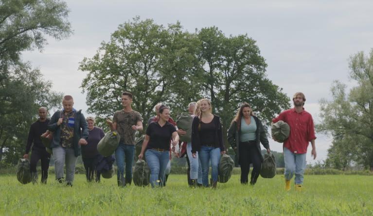 De hele groep van Nieuwe boeren komt aanlopen