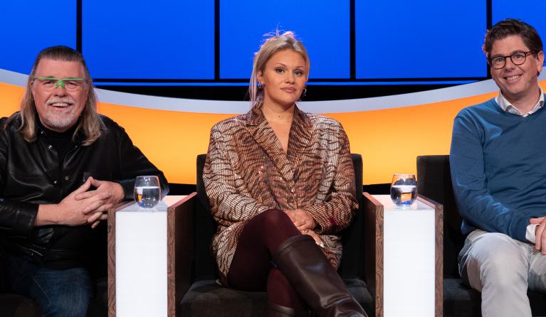 Twee mannen en een vrouw in een studio