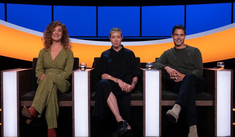 Drie mensen in een studio