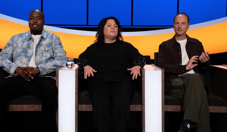 Twee mannen en een vrouw in een studio