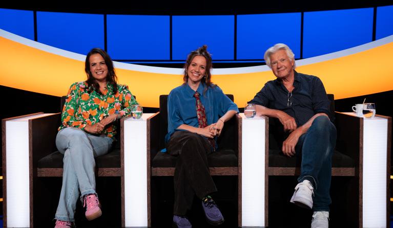 Twee vrouwen en een man in een studio