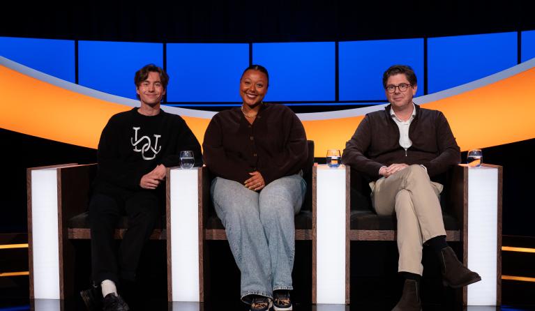 Groepfoto van twee mannen en een vrouw in een studio