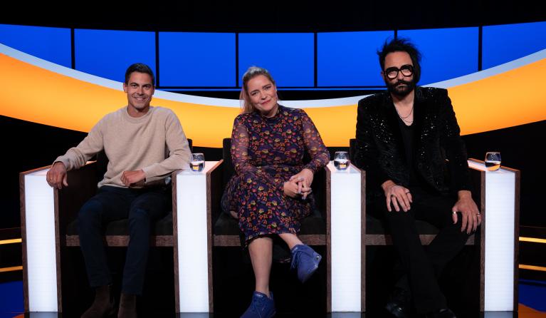 Twee mannen en een vrouw in een studio