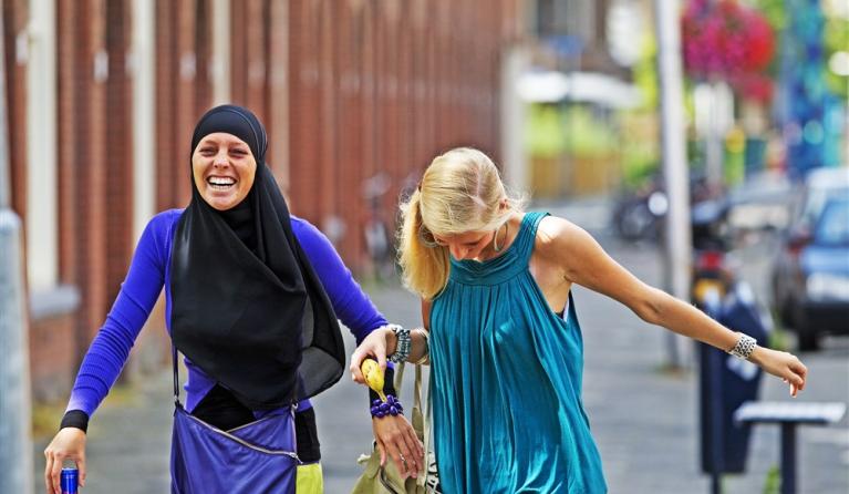 Vrouwen in de Kanaalstraat in Utrecht.