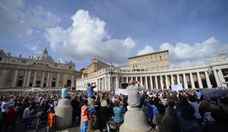 Faithful gather at St Peter's square during Pope Francis' Angelus prayer on November 3, 2013 at the Vatican. AFP PHOTO / ANDREAS SOLARO