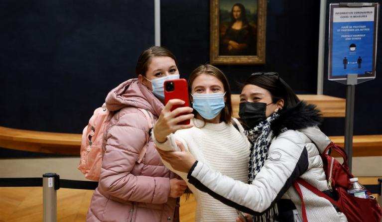 Drie jonge meiden voor de Mona Lisa