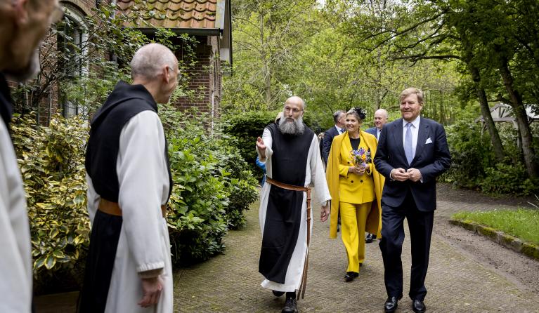 SCHIERMONNIKOOG - Koning Willem-Alexander en koningin Maxima krijgen een rondleiding door Klooster Schiermonnikoog. Het koningspaar brengt een tweedaags streekbezoek aan de Waddeneilanden. ANP KOEN VAN WEEL