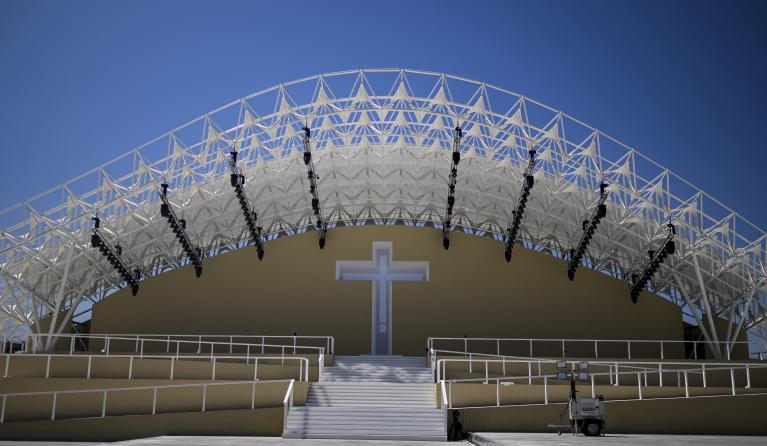 This photograph shows the main stage at the venue for World Youth Day (WYD), where Pope Francis will celebrate the closing mass, in Lisbon on July 31, 2023. Portugal is preparing to welcome Pope Francis and around a million young pilgrims for the World Youth Day (WYD) on August 1 to 6, 2023. Patricia DE MELO MOREIRA / AFP  Beschikbare resoluties