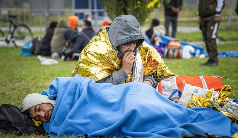 vluchtelingen buiten-Ter Apel-anp-508760949