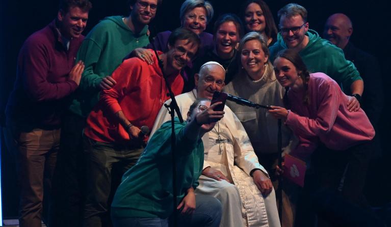 Paus verrast jongeren