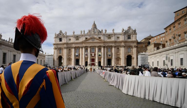 A Pontifical Swiss Guard watches the Holy Mass and canonisation of 14 saints and martyrs from Damascus, at the Saint Peter's Square in the Vatican on October 20, 2024. Filippo MONTEFORTE / AFP