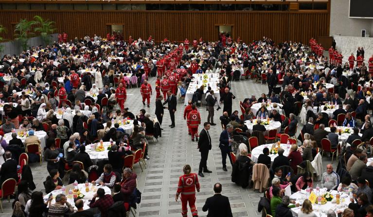 A general view shows people attending a lunch with Pope Francis (table at the center) organised on the World Day of the Poor at the Paul VI audience hall in The Vatican, on November 17, 2024. Tiziana FABI / AFP