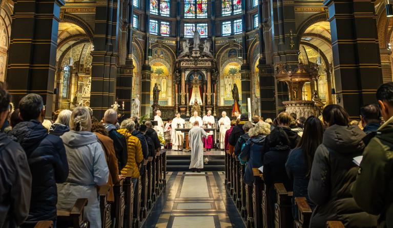 Kerkgangers tijdens een speciale eucharistieviering ter nagedachtenis aan de Paus in de Amsterdamse Nicolaaskathedraal. ANP DINGENA MOL