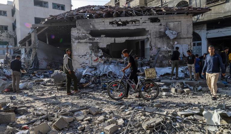Palestinians inspect a destroyed building following an Israeli airstrike in Al Nasr street in Gaza City, northern Gaza Strip, 22 May 2025. More than 53,600 Palestinians have been killed in the Gaza Strip, according to the Palestinian Ministry of Health, since Israel launched a military campaign in the strip in response to a cross-border attack led by the Palestinian militant group Hamas on 07 October 2023, in which about 1,200 Israelis were killed and more than 250 taken hostage. EPA/MOHAMMED SABER