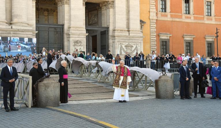  Pope Leo XIV presides over the Eucharistic Celebration and takes possession of the Roman Cathedra in the Papal Basilica of Saint John Lateran in Rome, Italy, 25 May 2025. EPA/FABIO CIMAGLIA