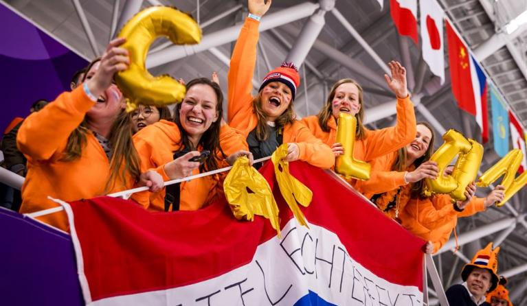 Fans van Carlijn Achtereekte op de tribune in de Gangneung Oval op de 3000 meter tijdens de Olympische Winterspelen van Pyeongchang