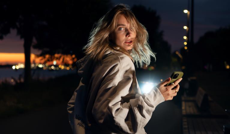 Vrouw in het donker kijkt om