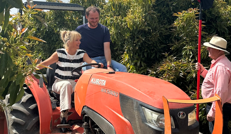 drie personen bij een trekker