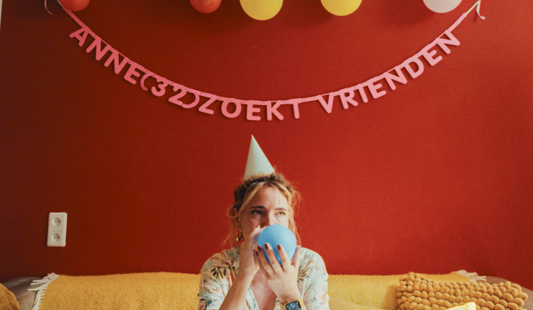 Een vrouw op de bank met een ballon