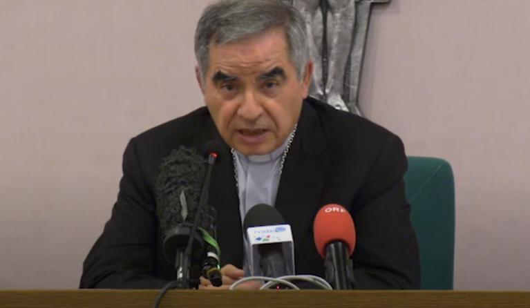 Kardinaal Becciu tijdens een persconferentie op 25 september 2020 in Rome (bron: Rome Reports). 