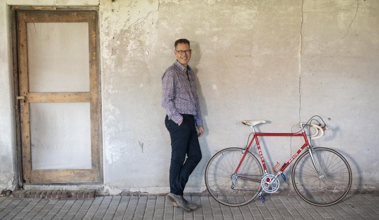 Bert Kranenbarg voor een grijze muur 