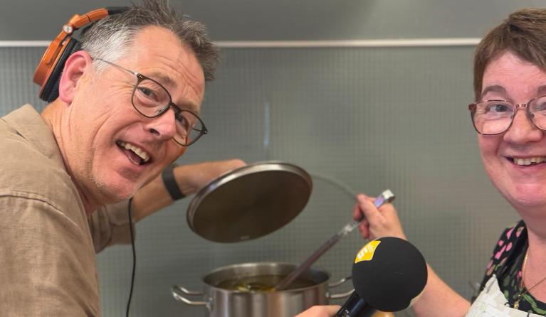 Man en vrouw bij pan