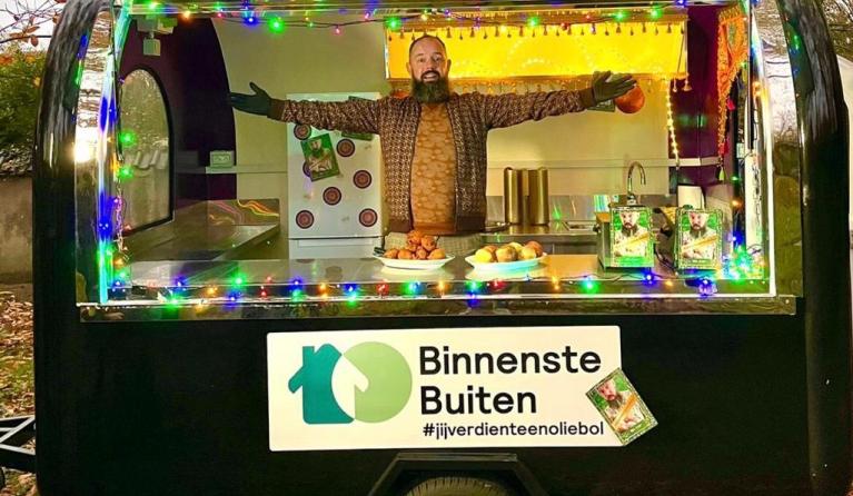 BinnensteBuiten Ramon in Oliebollenbus