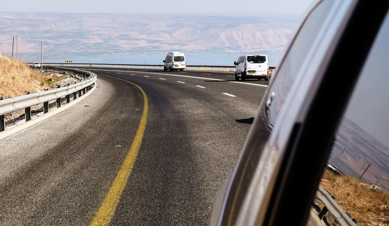 Een auto op een autoweg
