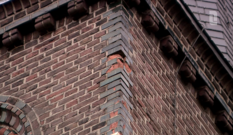 Pastoor sluit kerk vanwege vallende stenen en mogelijk instortingsgevaar: 'Willen geen risico lopen'