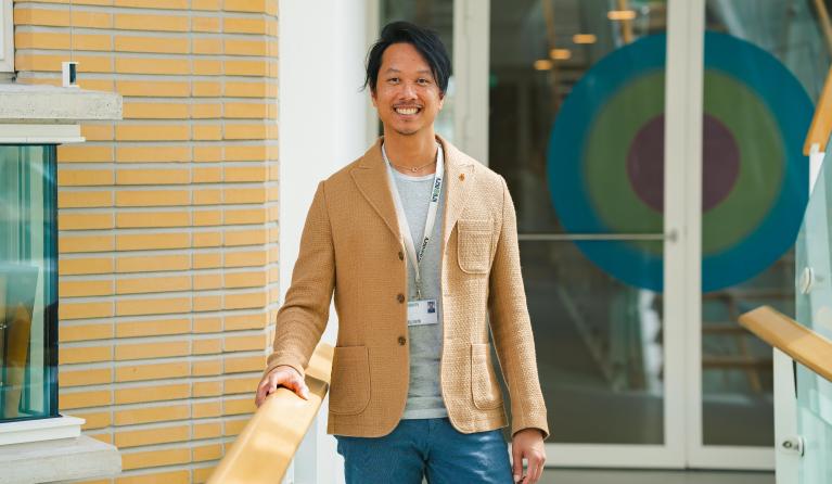 Een medewerker van KRO-NCRV