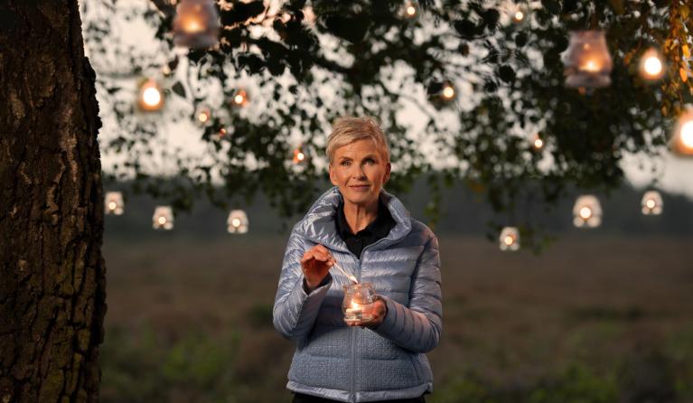 Anita Witzier steekt een kaarsje op 