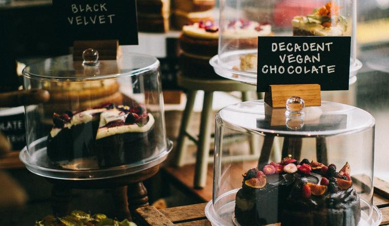 foto van vegan cakes in een stolp