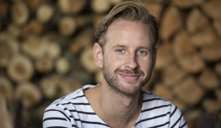 Daan Boom portret voor blokken hout