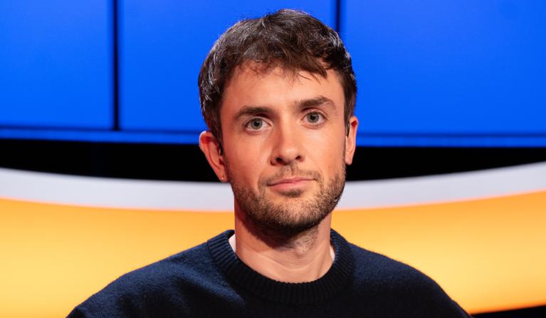 Man met bruin haar in de studio